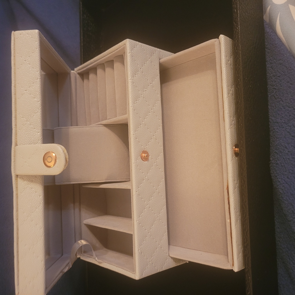 Elegant White Jewelry Organizer